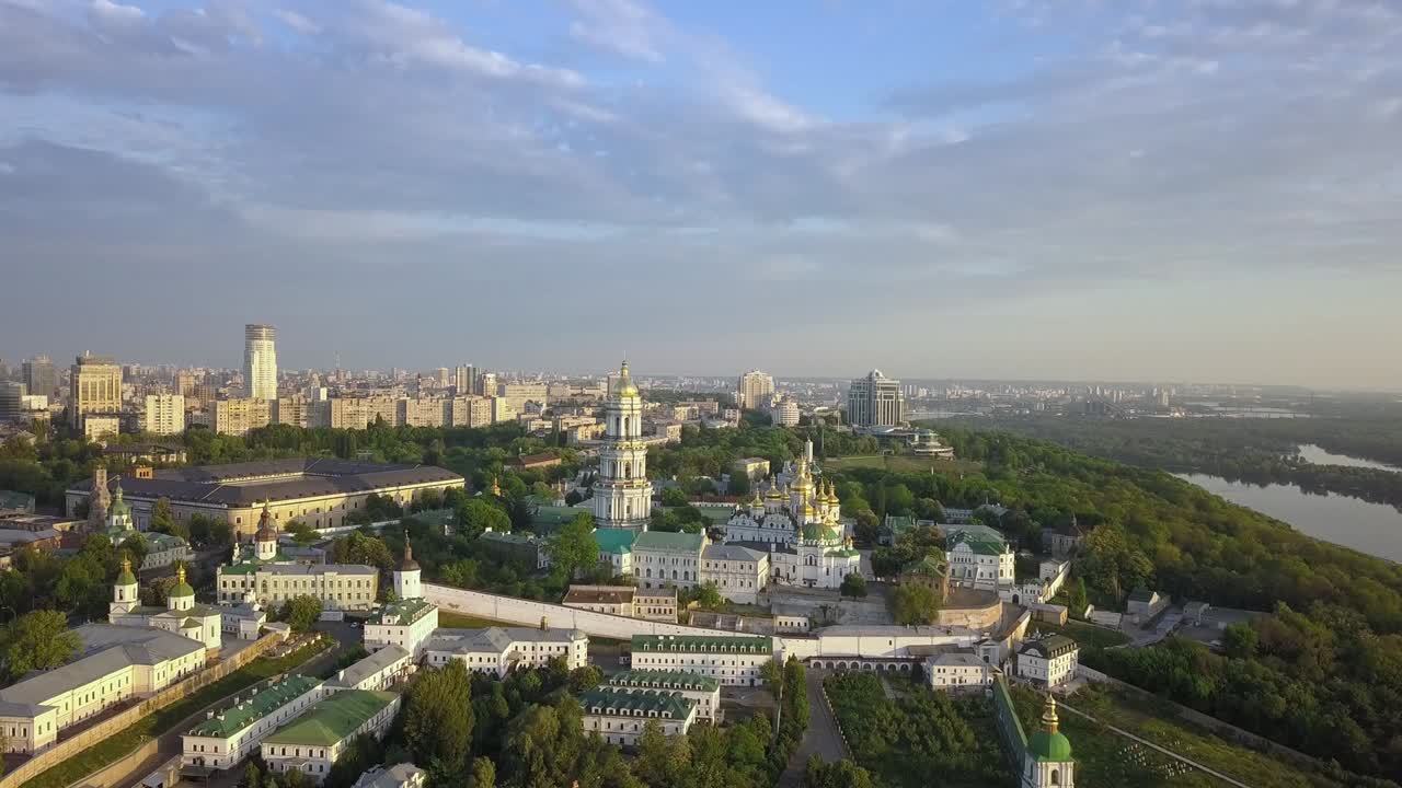 vista aérea del monasterio ortodoxo ucraniano lavra de kiev-pechersk