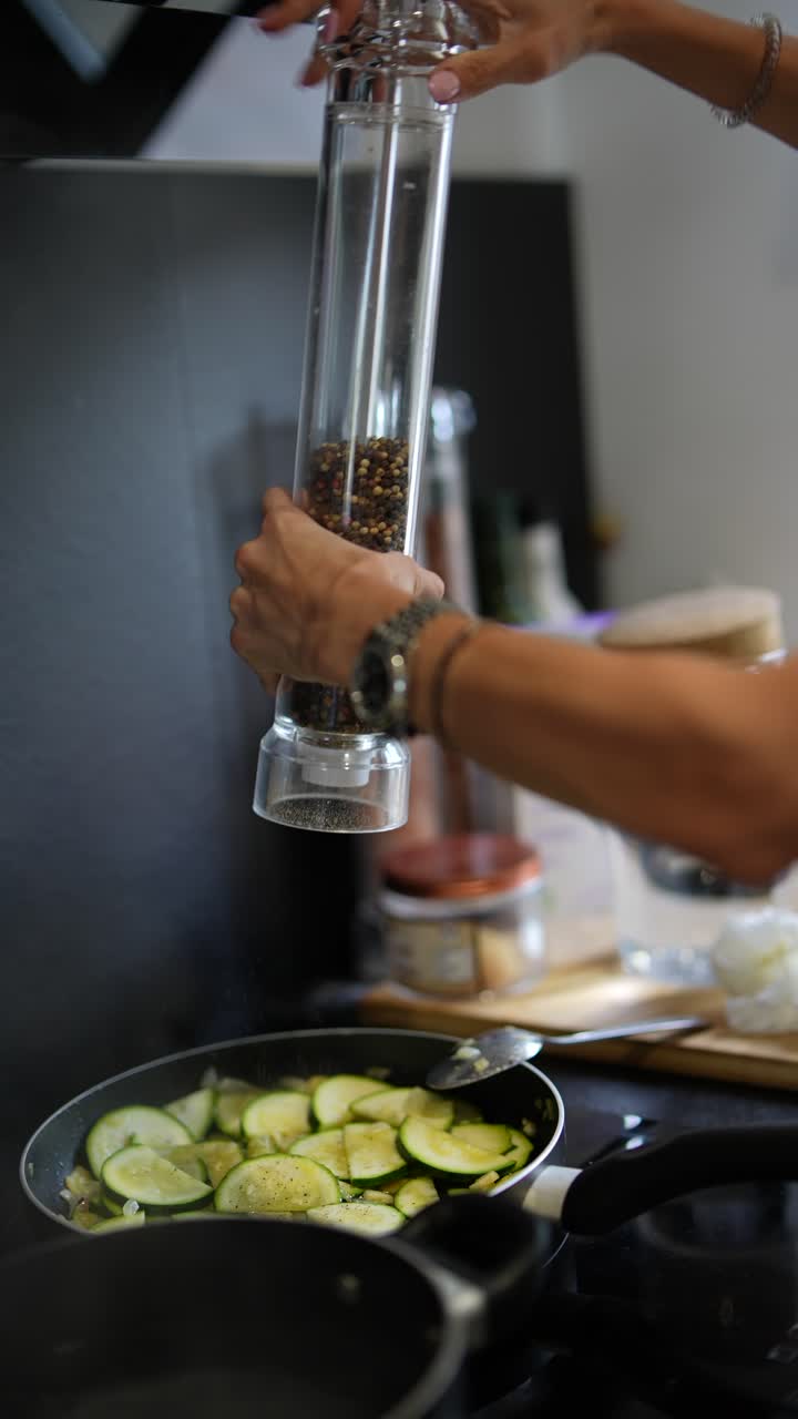 Cucinare zucchine in padella