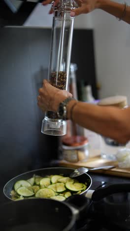 cocinar calabacines en una sartén