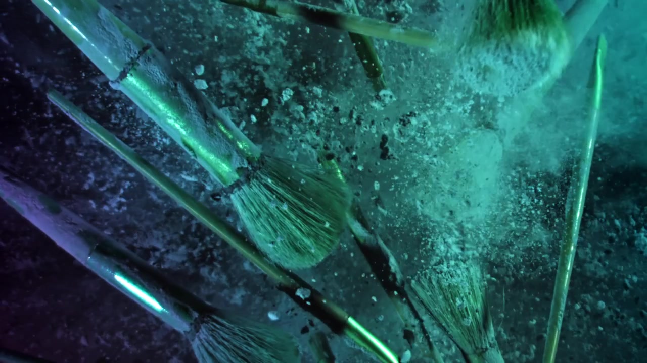 Pensler frigiver levende pigmentpulver i slowmotion