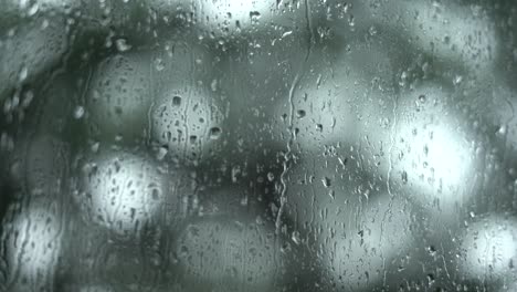 Agua-De-Lluvia-En-La-Ventana-De-Vidrio-Del-Automóvil-Goteando-B-Roll-Cinemático