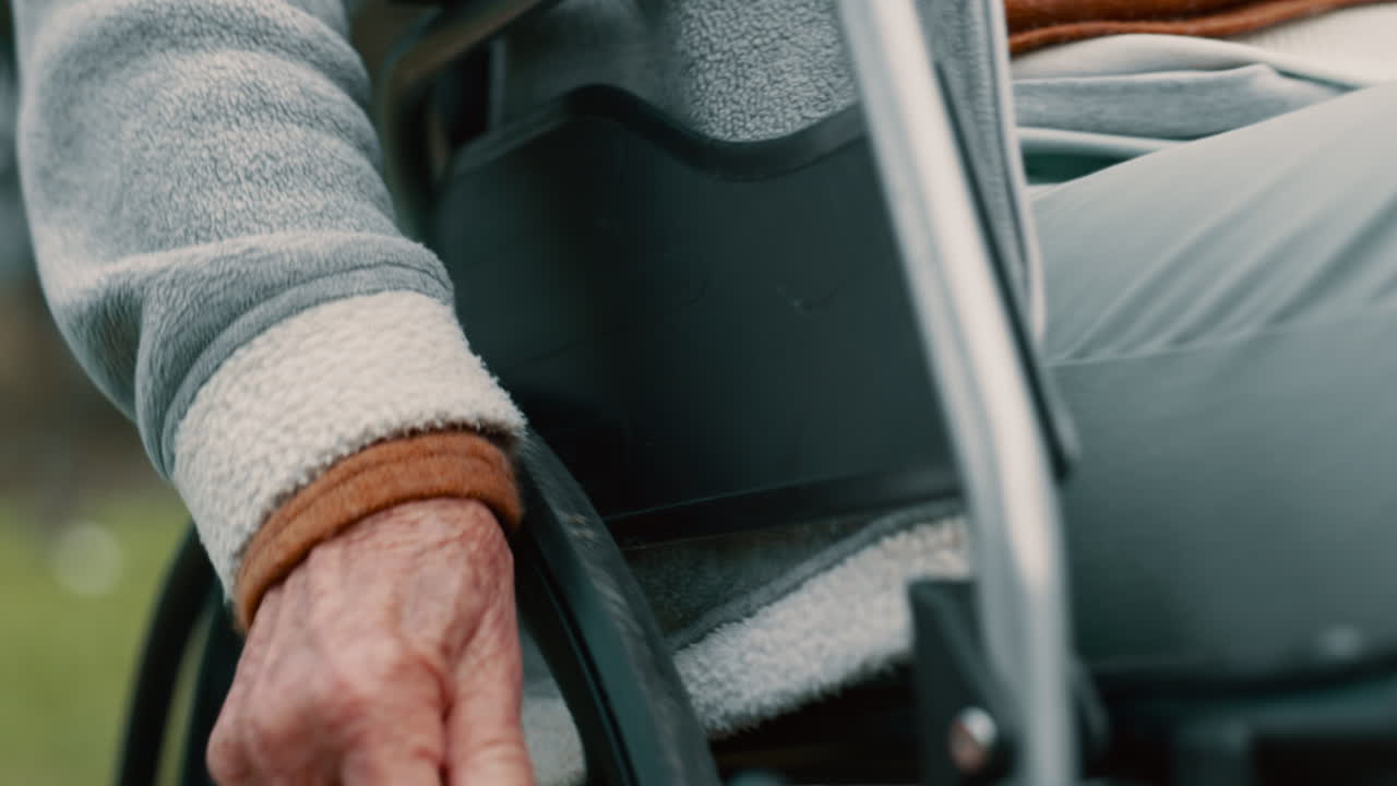 silla de ruedas, mano y persona con discapacidad