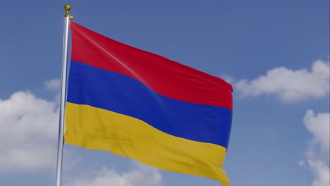 Bandera-De-Armenia-Moviéndose-En-El-Viento-Con-Un-Cielo-Azul-Claro-En-El-Fondo,-Nubes-Moviéndose-Lentamente,-Asta-De-Bandera,-Cámara-Lenta