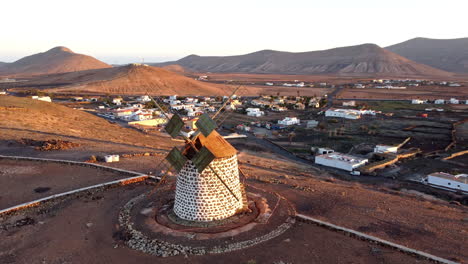 el pequeño pueblo de molinos y su famoso molino de viento, fuerteventura