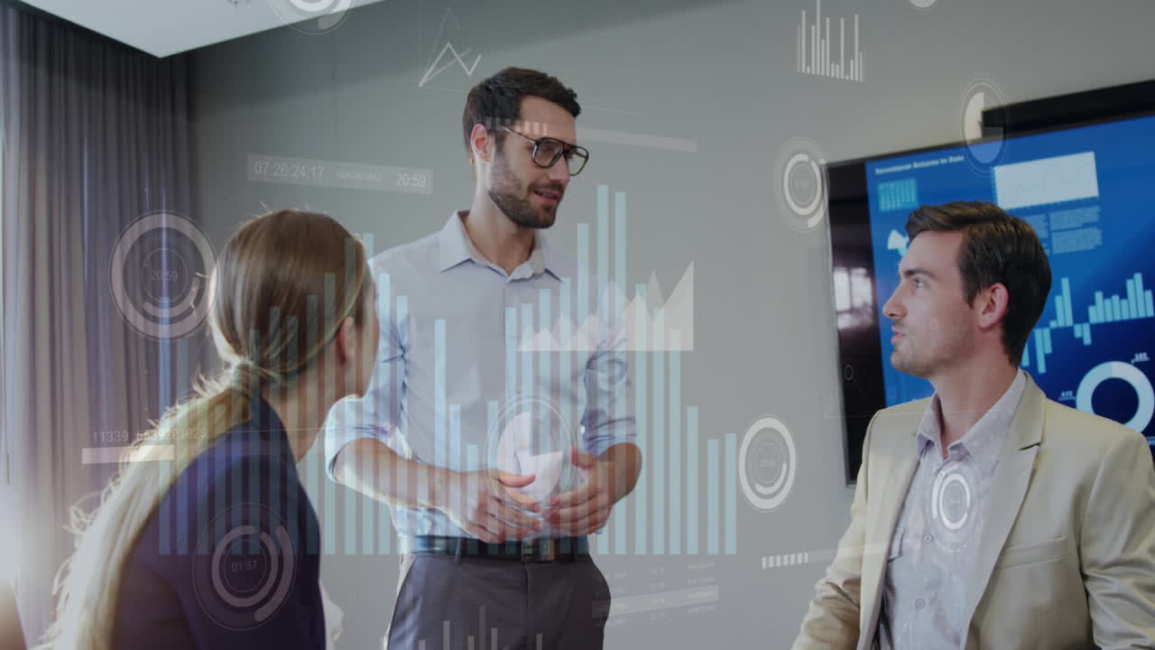 animación de círculos y barras de carga con gráficos, compañeros de trabajo caucásicos discutiendo en la oficina