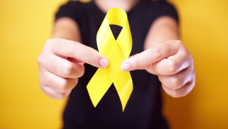 Día-De-Prevención-Del-Suicidio,-Sarcoma,-Hueso,-Vejiga-Y-Mes-De-Concientización-Sobre-El-Cáncer-Infantil,-Cinta-Amarilla-Para-Apoyar-A-Las-Personas-Que-Viven-Y-Están-Enfermas