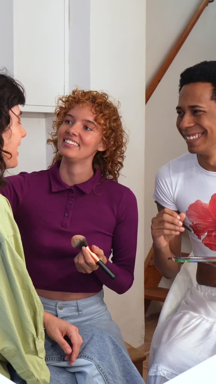 amigos aplicando maquillaje