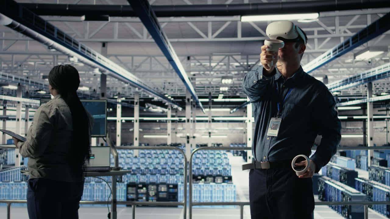 Empleado de centro de datos revisa el panel de control de IA usando gafas de realidad virtual durante la revisión de sistemas
