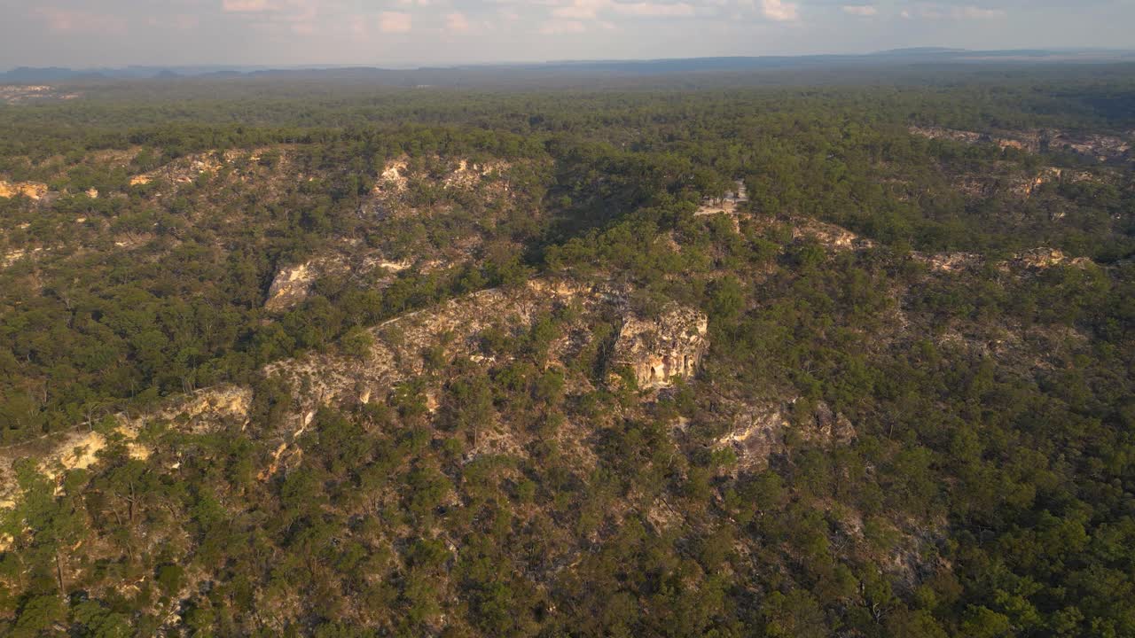 Viste aeree da sinistra a destra sul Parco Nazionale di Isla Gorge al tramonto, Queensland, Australia