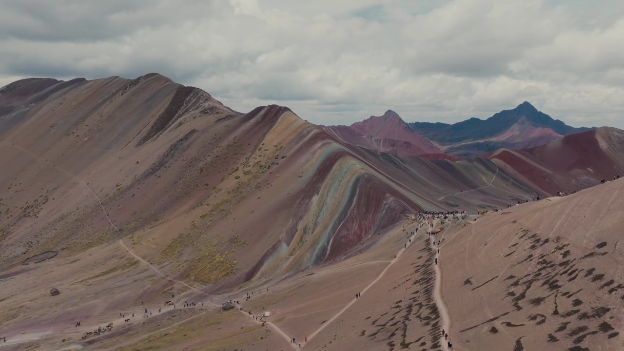 Vinicunca - Montagna Colorata in Perù con Sette Colori. - Ripresa aerea.