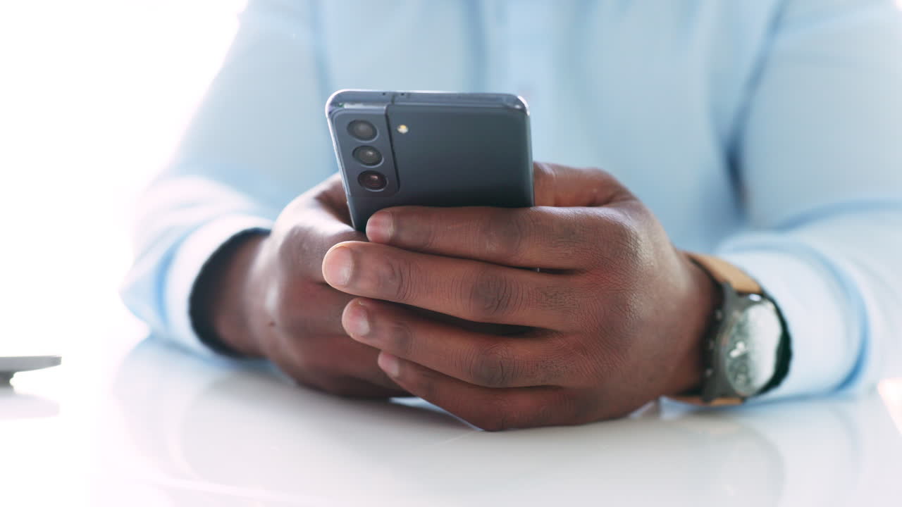 escribir, enviar mensajes de texto o usar las redes sociales en el móvil para