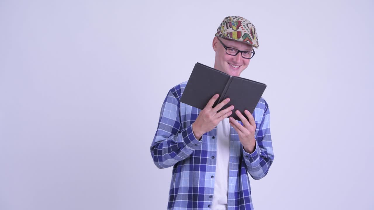 joven hombre hipster guapo con libro y gafas