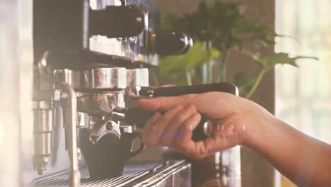 animación de puntos de luz sobre las manos de una mujer caucásica preparando café