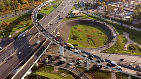 Vista-Aérea-De-Una-Intersección-De-Autopistas-Con-Senderos-De-Tráfico-En-Moscú.