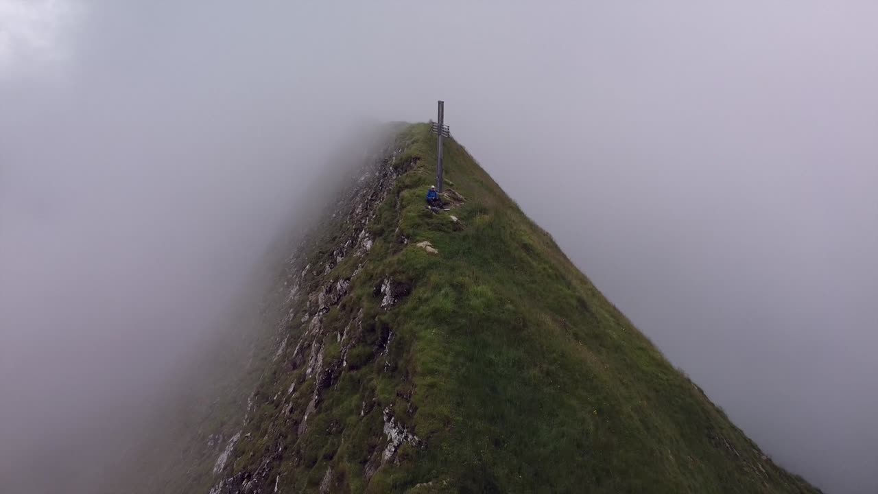 Luchtaanzicht: Top van de Zwitserse Alpenberg Wasserbergfirst Muotathal