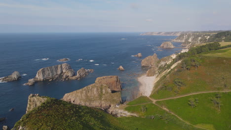 vue aérienne du magnifique littoral sauvage de la falaise par une journée ensoleillée 1