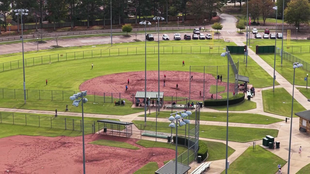 Complesso di baseball-softball W.C. Johnson Park a Collierville, Tennessee, USA - Drone in discesa