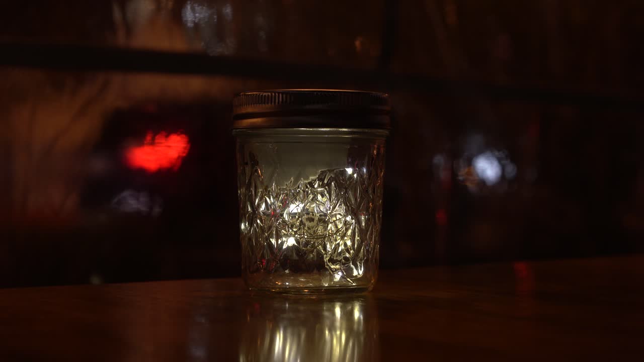 vela tenuemente encendida en la mesa en el restaurante