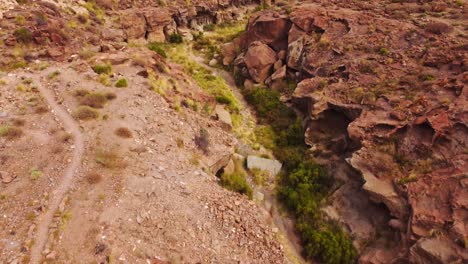 Valle-Seco-Del-Lecho-Del-Río-En-El-Paisaje-Desértico-De-Tenerife,-Vista-Aérea-De-Drones