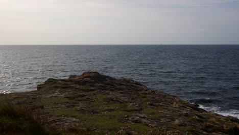 Mirando-Al-Mar-Desde-La-Costa-De-Cornualles-Junto-A-Piskies-Cove-Y-Bessy&#39;s-Cove,-El-Enys