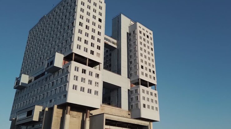 Ancien bâtiment de style rétro Dom Sovietov à Kaliningrad, vue rotative