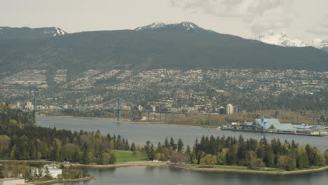 Lapso-De-Tiempo-De-La-Entrada-De-Burrard-Con-El-Parque-Stanley,-El-Puente-De-La-Puerta-De-Los-Leones-Y-Las-Montañas-De-La-Costa-Norte-En-El-Fondo