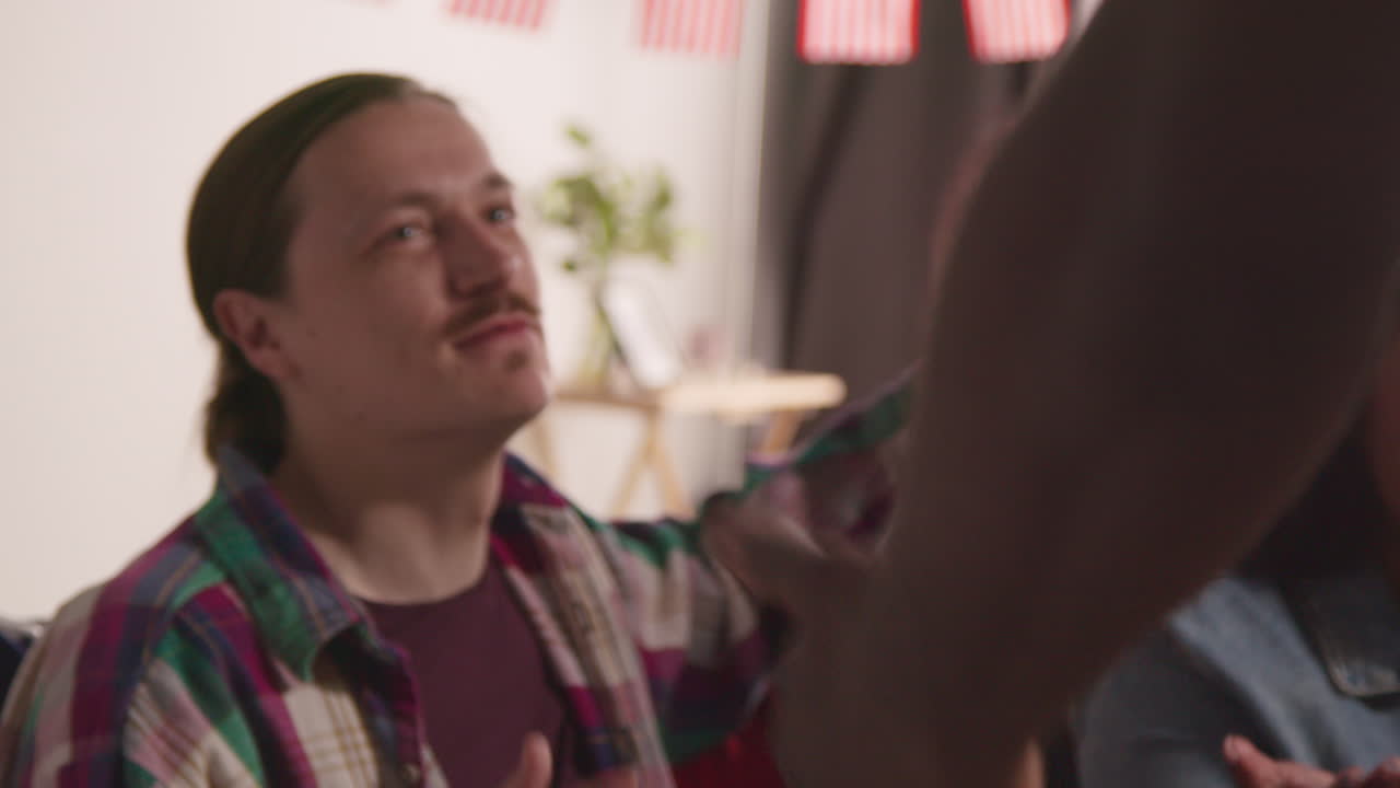 amigos en casa celebrando con la fiesta por el día de la independencia de estados unidos el 4 de julio haciendo aclamaciones con alcohol 6