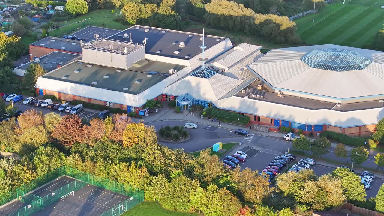 드론이 상승하는 기울기 아래로 쇼케이스 학교의 입구 원과 barnley의 필드