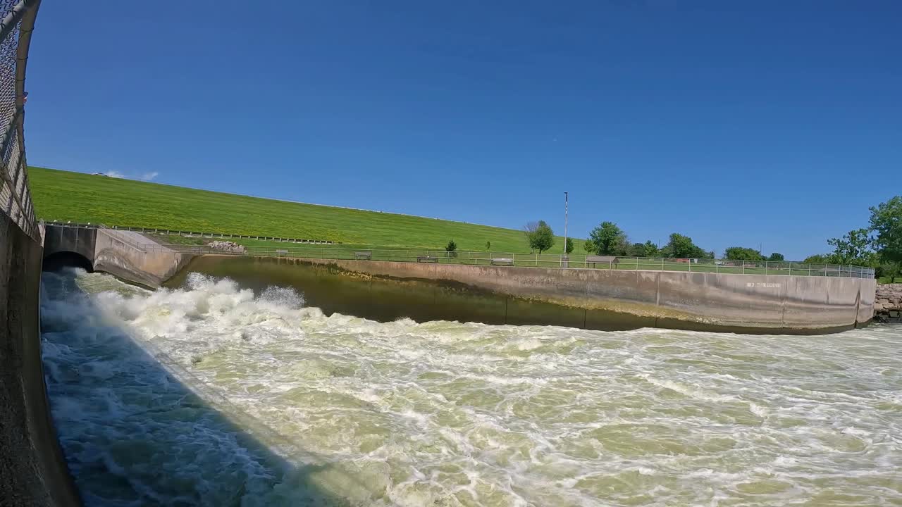 часть отводной трубы плотины сайлорвилл и реки дес-мойнс в айове