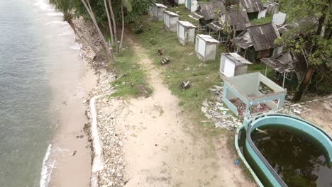 Vista-Aérea-De-Pájaros-Hacia-Atrás-Tiro-De-Carro-De-Un-Resort-De-Playa-Abandonado-Y-Destruido-En-Tailandia-Afectado-Por-Los-Efectos-Secundarios-De-Covid-19-En-El-Turismo