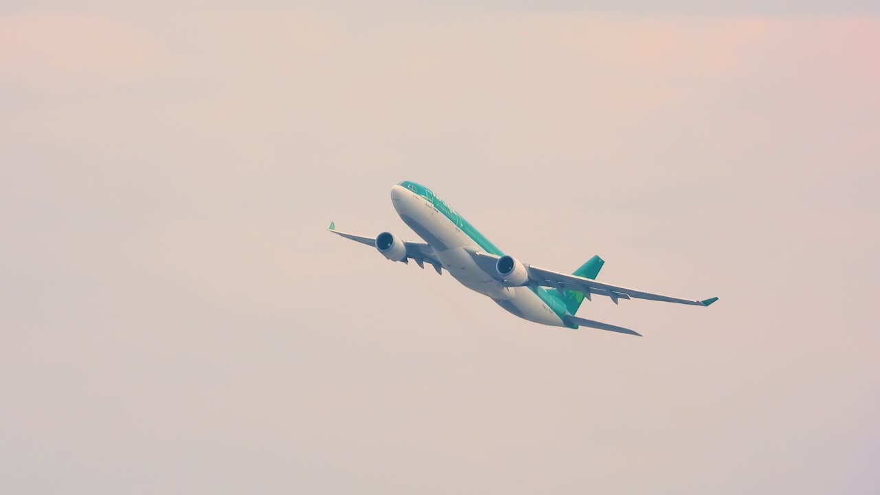 close up de un avión aer lingus despegando y haciendo un giro
