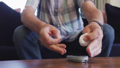 Video-of-hands-of-focused-caucasian-senior-man-checking-glucose-level