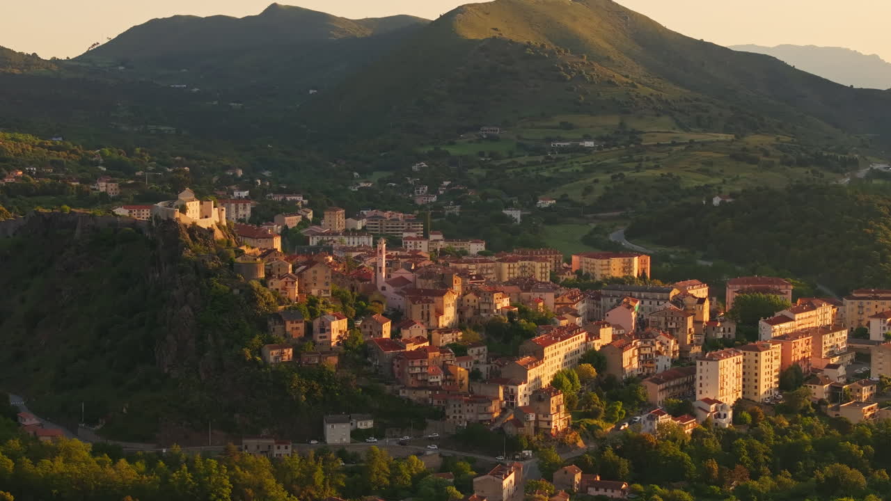 Mattina presto, alba. Vista aerea della città vecchia di Corte in Corsica, Francia. Prime luci, golden hour. Vista sulla pittoresca valle del paesaggio montuoso