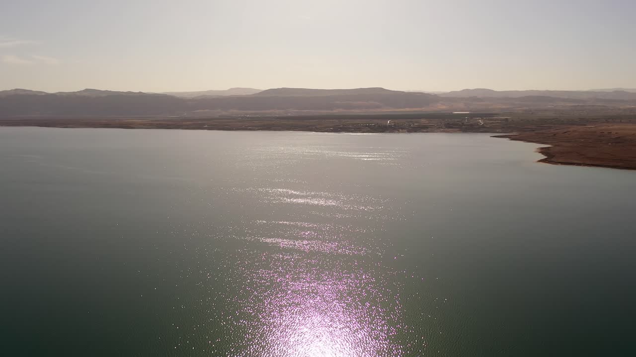 воздушный вид на спокойное озеро с отражениями и горами