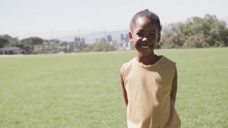 Retrato-De-Una-Feliz-Niña-Afroamericana-En-El-Soleado-Campo-De-La-Escuela-Primaria,-Espacio-Para-Copiar,-Cámara-Lenta