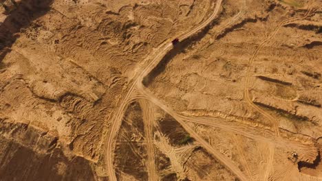 vista aérea de una cantera de arena con un vehículo