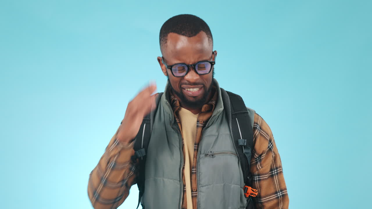 turista, dolor de cabeza y mochilero hombre en el estudio