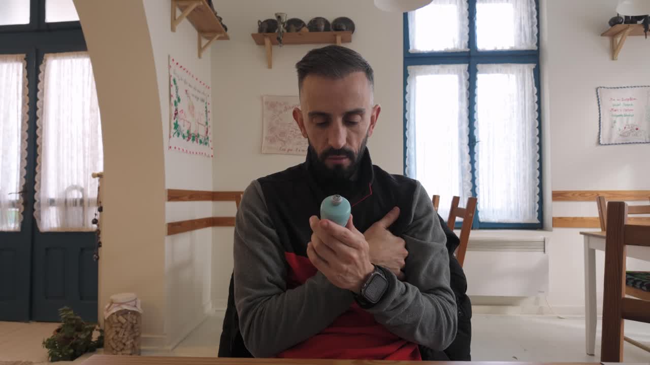 hombre examinando una botella dentro de una cafetería rumana luminosa y acogedora con decoración rústica