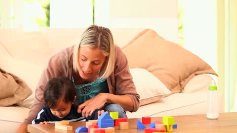 madre jugando con su hijo