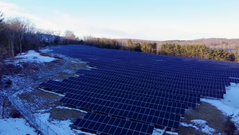 Vista-Aérea-4k-De-Una-Granja-De-Paneles-Solares-Que-Convierte-Energía-Solar-En-Electricidad-Para-Obtener-Energía-Verde