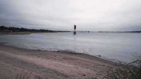 Empire-Dock-En-Coos-Bay-Oregon-Con-Timelapse-De-Movimiento-De-Cielo-Nublado-Y-Agua-Ondulante---Plano-General