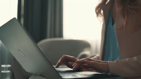 Manos-De-Mujer-Usando-Una-Computadora-Portátil,-Escribiendo-Con-El-Teclado