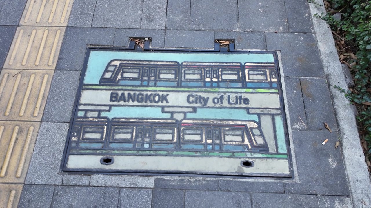 Kunstnerisk kumlokk i Bangkok, Thailand, urban design gatekunst