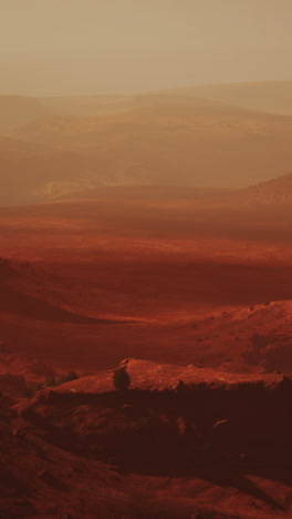 un paisaje desértico rojo con una montaña en el fondo