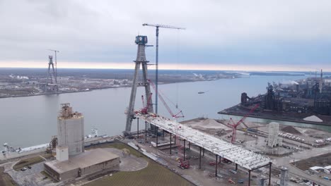 sitio de construcción de un enorme puente internacional entre canadá y estados unidos, vista aérea