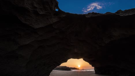 Un-Lapso-De-Tiempo-Detrás-De-Un-Arco-En-Una-Playa-Tropical-En-La-Isla-De-Molokai-Hawaii