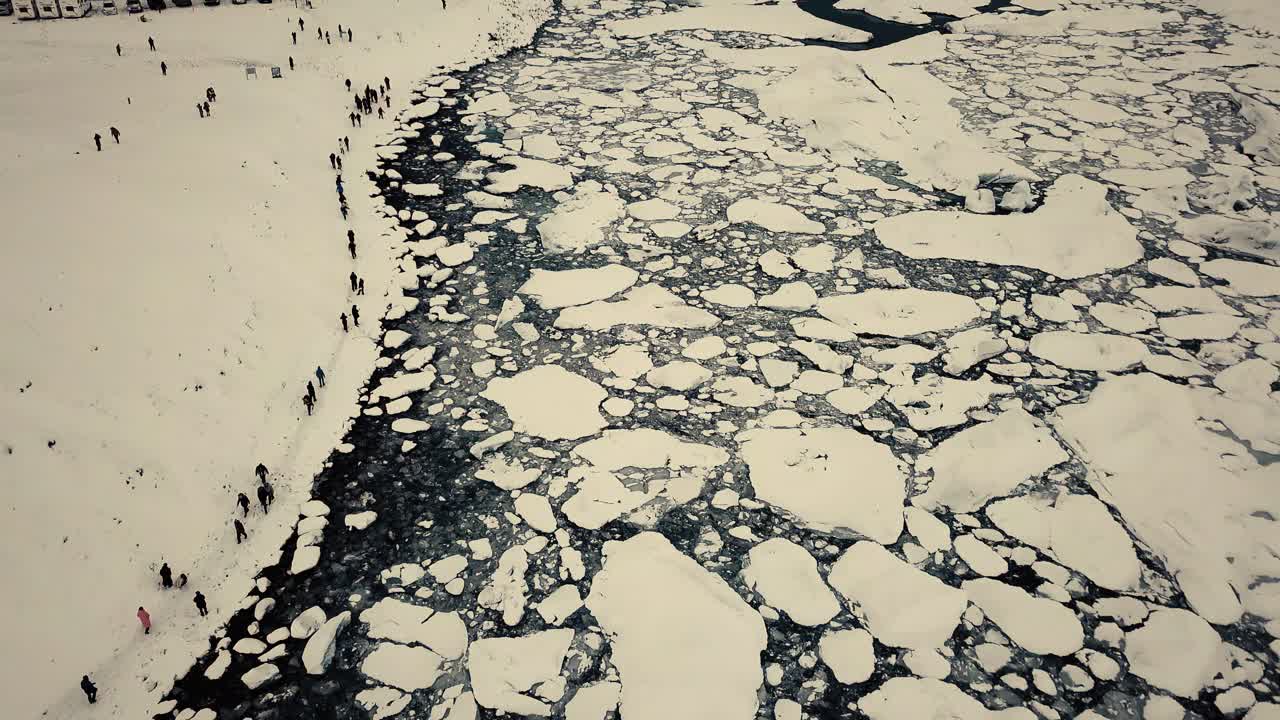 영화 같은 드론 움직임은 눈 덮인 조건에서 드론으로 촬영한 아이슬란드의 검은 모래 해변을 보여줍니다.