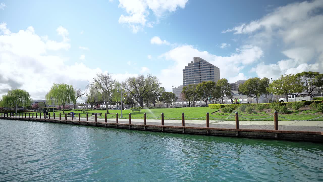 Lago ao lado do parque e da cidade.
