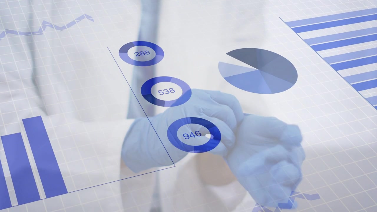 Superposición de datos apareciendo y deslizándose, un clínico poniéndose y ajustándose guantes azules, confirmando el ajuste.