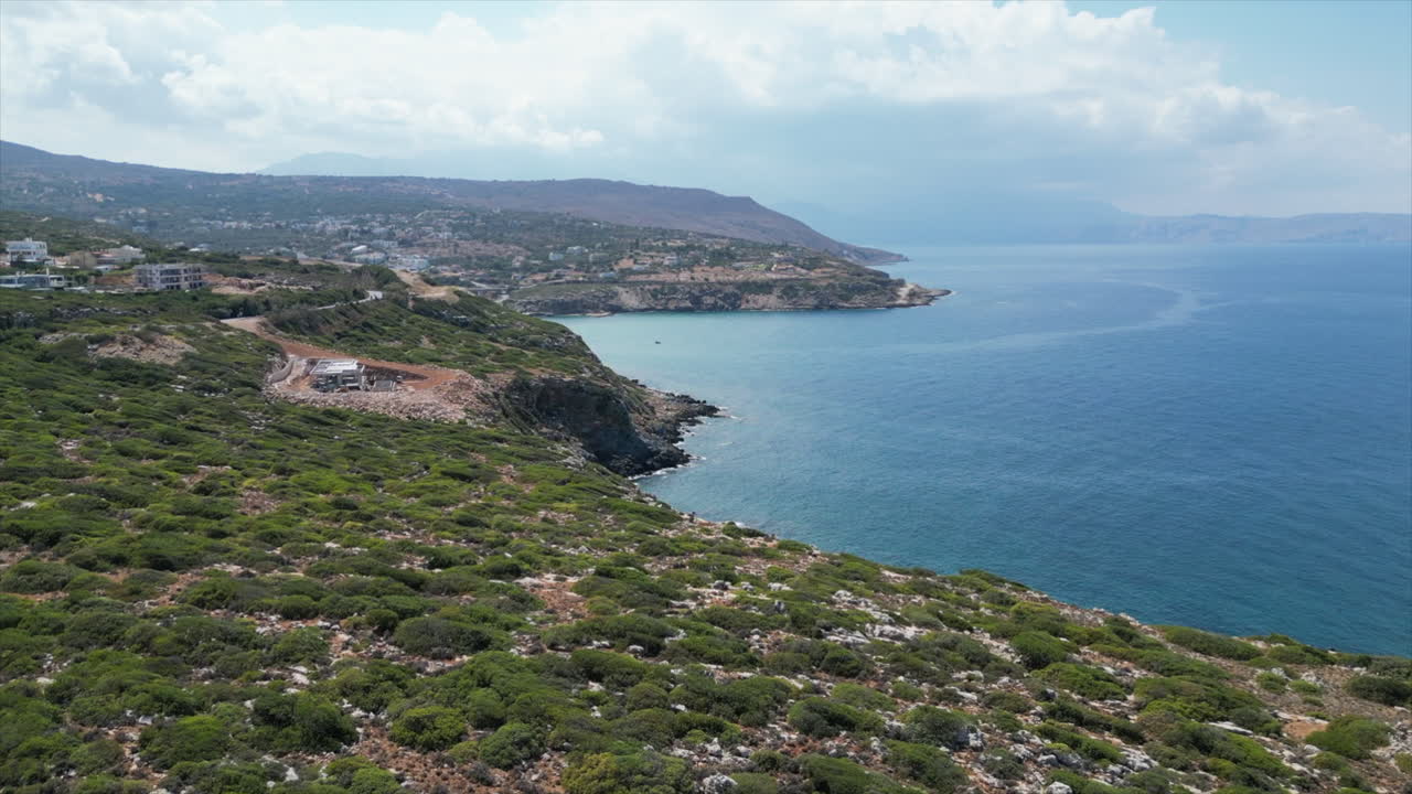 drone aéreo disparado en creta, grecia, cerca de rethymno